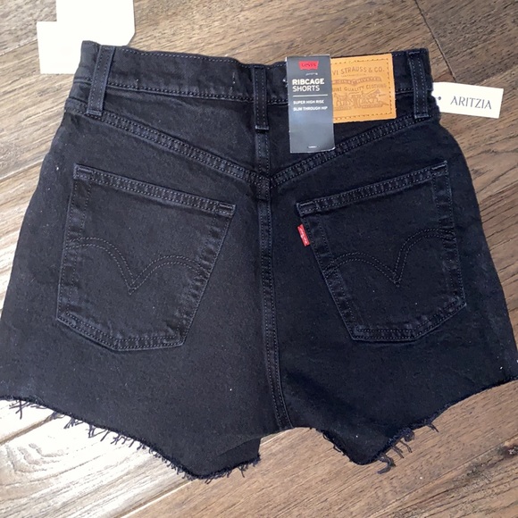 Levi’s Premium Ribcage Shorts - Picture 2 of 4
